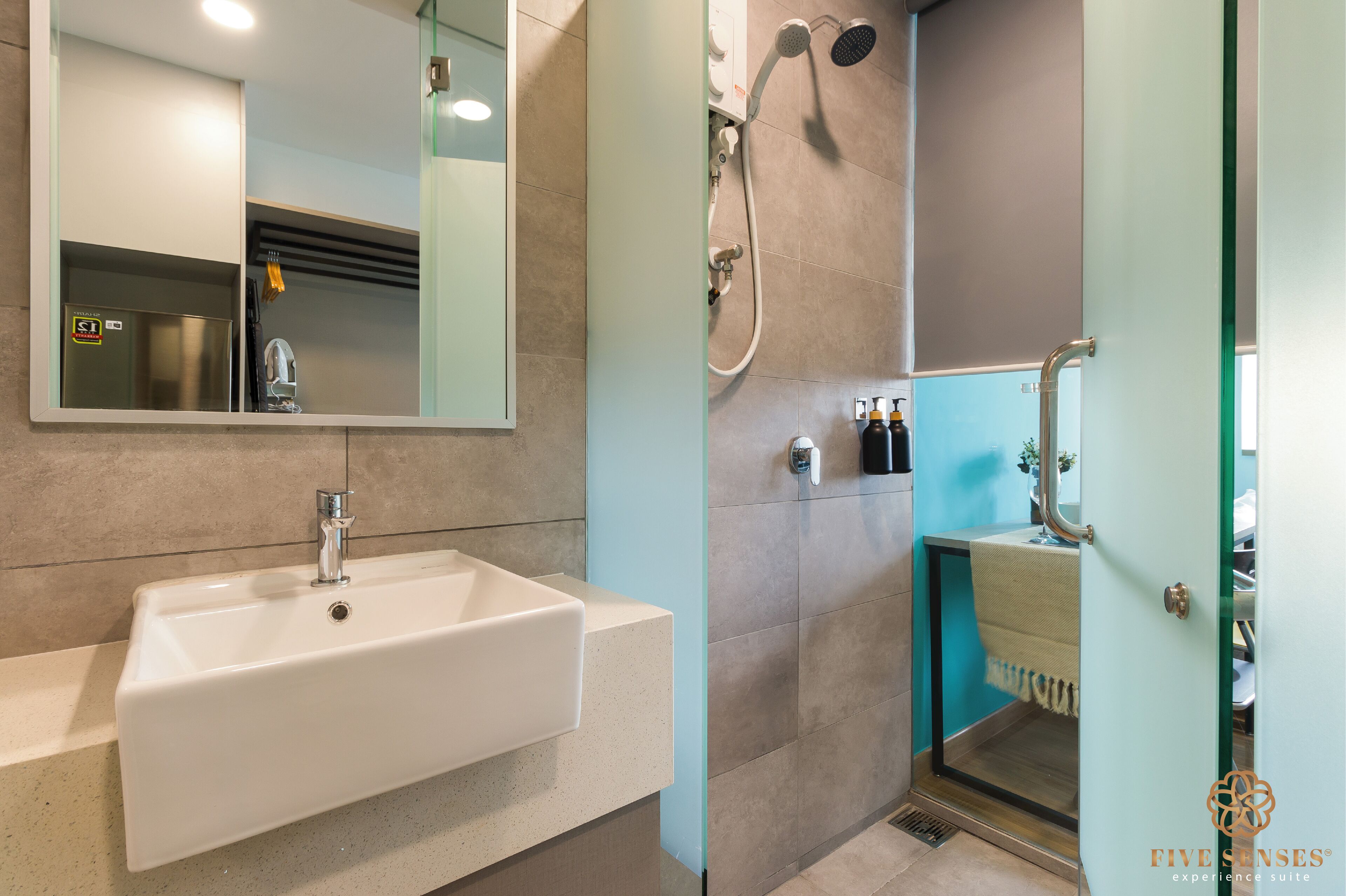 Estudio Signature | Baño | Ducha, secador de pelo, toallas y jabón