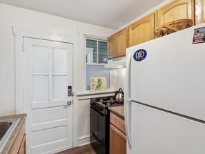 Refrigerador, microondas, horno y parrilla de estufa 