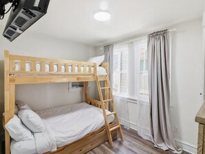 2 bedrooms, iron/ironing board, free WiFi, bed sheets