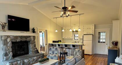 Private beachfront cottage, WiFi and AC on Lake Paradise, minutes from Mackinaw