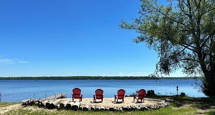 Private beachfront cottage, WiFi and AC on Lake Paradise, minutes from Mackinaw