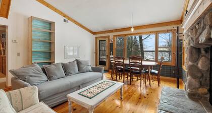 Private beachfront cottage, WiFi and AC on Lake Paradise, minutes from Mackinaw
