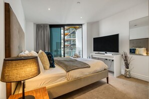 2 bedrooms, desk, iron/ironing board, travel cot - Battersea Power Station | River View | 2BR 2BA (London)