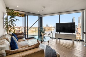 Smart TV, stereo - Battersea Power Station | River View | 2BR 2BA (London)