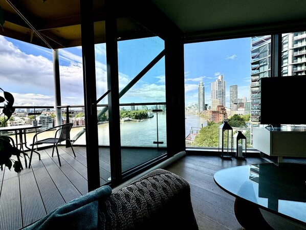 Smart TV, stereo - Battersea Power Station | River View | 2BR 2BA (London)
