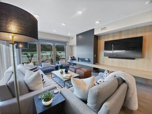 Condo, 2 habitaciones | Área de sala de estar | Smart TV