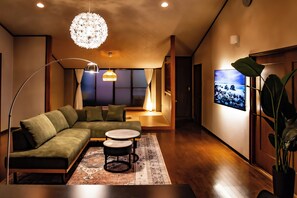 Deluxe Apartment | Desk, iron/ironing board, free WiFi