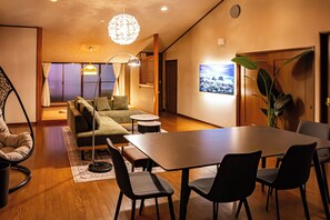 Apartamento luxo | Escrivaninha, ferros/tábuas de passar roupa, Wi-Fi de cortesia