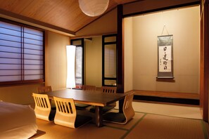 Deluxe Apartment | Desk, iron/ironing board, free WiFi