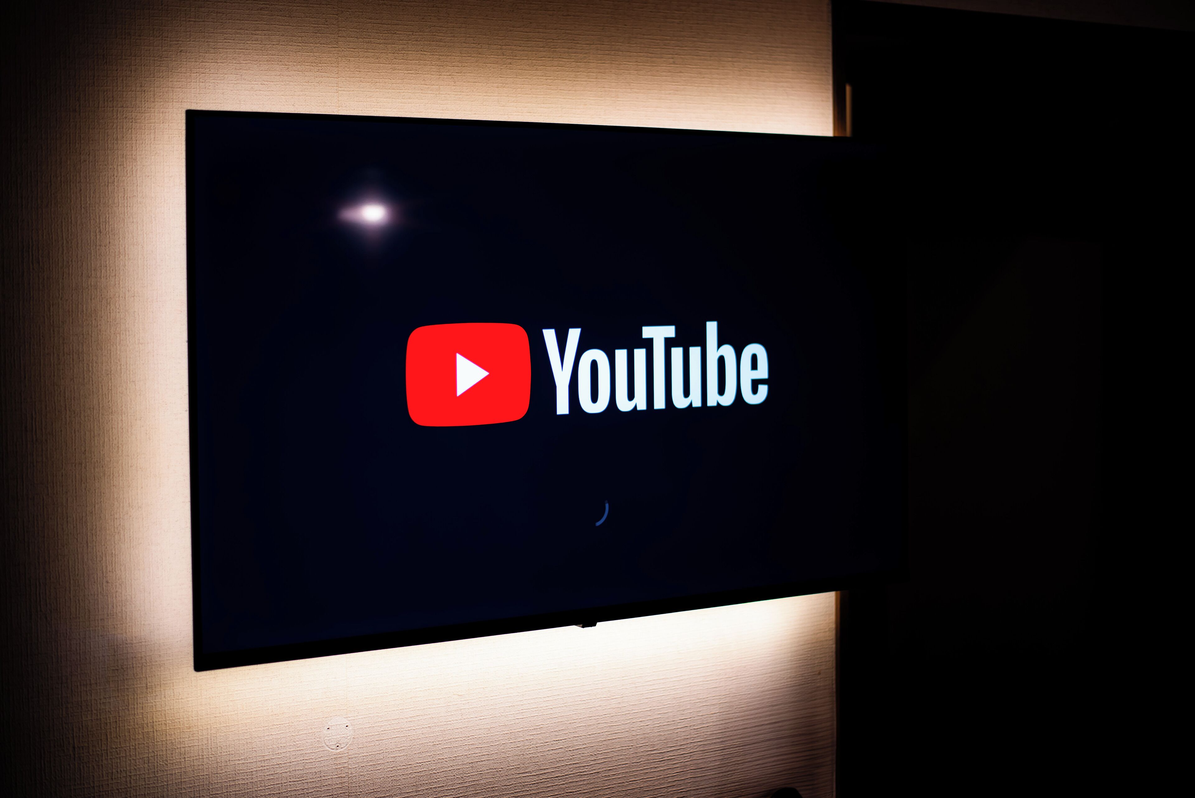 Un televisor de pantalla plana mostrando el logotipo de YouTube.