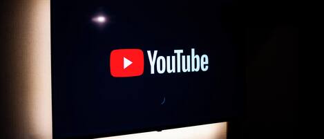 Un televisor de pantalla plana mostrando el logotipo de YouTube.