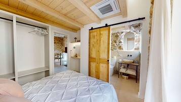 2 bedrooms, iron/ironing board, free WiFi