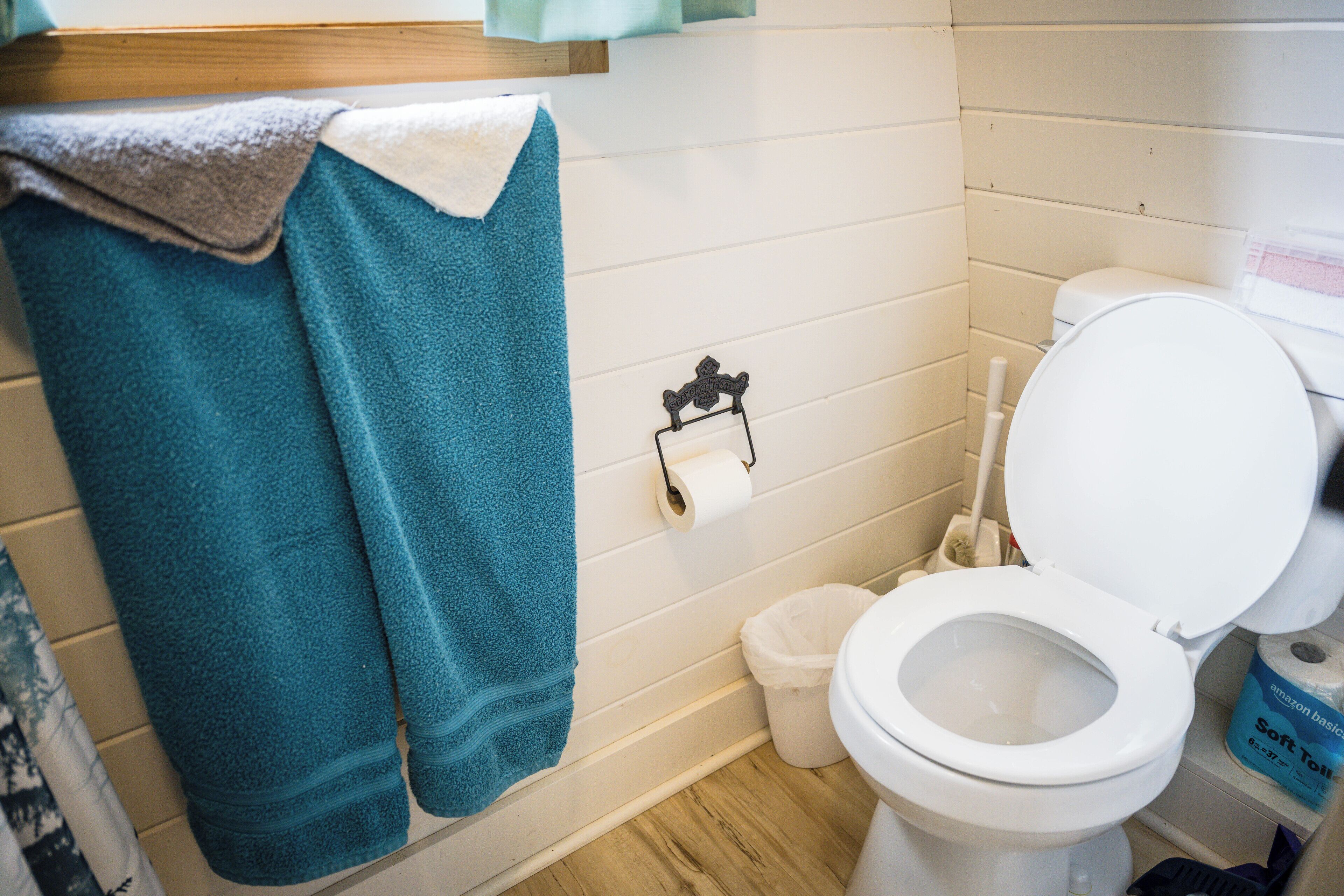 Een douche, handdoeken, zeep, shampoo