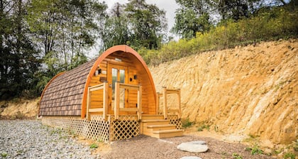 Ridgetop Retreat Cabin at Highland Hideaways - Arcade & Drive-in Theater