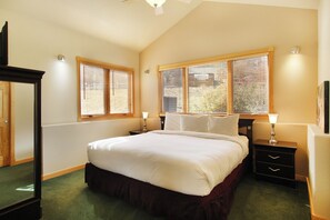 Condo, 2 quartos | Espaço de trabalho para notebook, ferros/tábuas de passar roupa