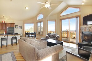 Condo, 2 quartos | Área de estar