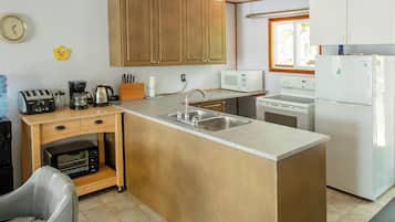 ثلاجة، ميكروويف، فرن، ماكينة لصنع القهوة/الشاي