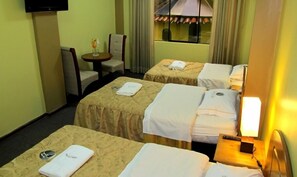 Kamar Quadruple Klasik | Selimut bulu angsa, meja kerja, dan ruang kerja ramah laptop