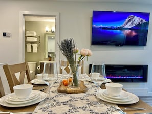 Dining - Luxury Condo at Banff Entrance/Spectacular mountain view/Sleep 6 guest (Harvie Heights)