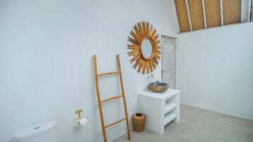 Villa Familiale, vue jardin | Salle de bain | Douche, serviettes fournies, savon, shampoing