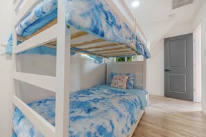 3 bedrooms, iron/ironing board, WiFi, bed sheets