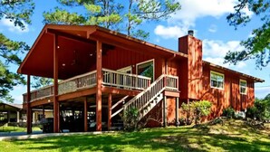 Un bâtiment en bois à deux étages, doté d’un balcon et d’un escalier.