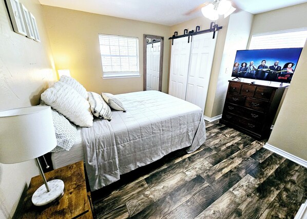 6 bedrooms, free WiFi, bed sheets - 2 Homes! 6 BR 5BA! Swimming pool! Private Hot Tub! Pool Table! Basketball Hoop! (Brookeland)