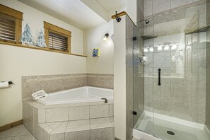 Appartement, 2 slaapkamers | Badkamer | Handdoeken, shampoo