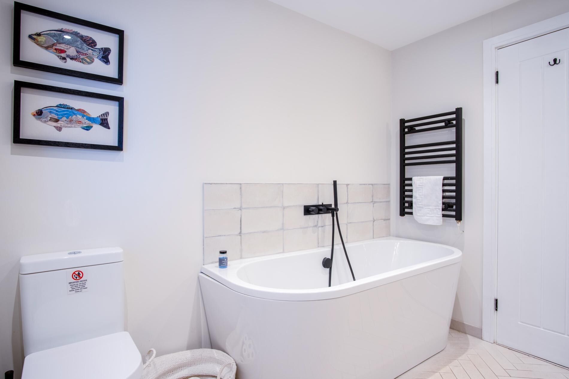 Une salle de bain avec une baignoire, des toilettes et un porte-serviettes.