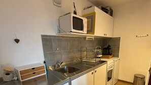 Kaffetrakter/tekoker, kjøleskap, mikrobølgeovn og kjøkkenutstyr