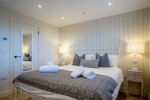 3 chambres, fer et planche à repasser, Wi-Fi, draps fournis