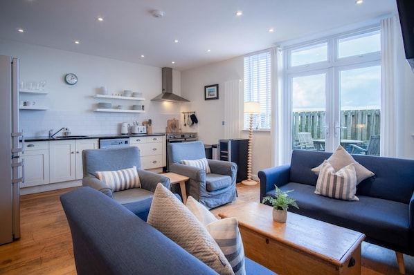 Smart TV, fireplace