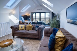 Smart TV y chimenea 