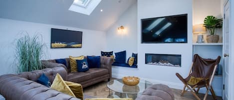 Smart TV, fireplace