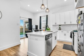 Private kitchen - Modern Luxury Home • 10 Min to Downtown • Spacious, Stylish & Immaculate (Dallas)