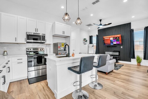 Modern Luxury Home • 10 Min to Downtown • Spacious, Stylish & Immaculate