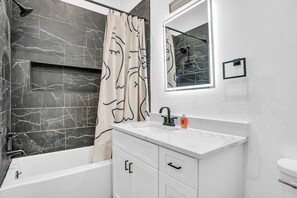 Dusche, Handtücher, Seife, Toilettenpapier