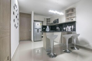 Een koelkast, een microgolfoven, een oven, een kookplaat