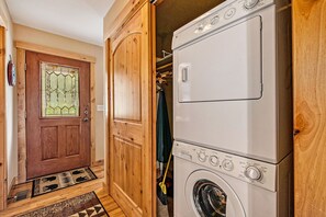 Condo, 2 phòng ngủ | Nội thất