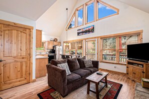 Condo, 2 phòng ngủ | Khu phòng khách