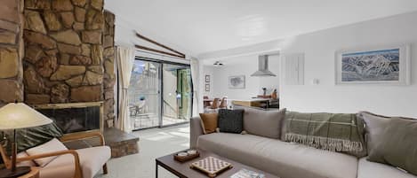 Condo, 2 habitaciones | Área de sala de estar