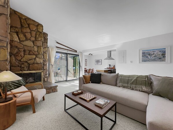 Condo, 2 Bedrooms | Living area