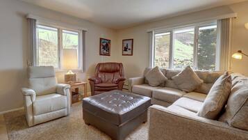 Condo, 2 chambres | Aire de séjour