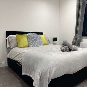 2 bedrooms, iron/ironing board, WiFi, bed sheets - Sleek, Sleeps 6  Sunset Views, Family friendly (Wallington)