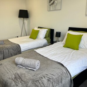 2 bedrooms, iron/ironing board, WiFi, bed sheets - Sleek, Sleeps 6  Sunset Views, Family friendly (Wallington)