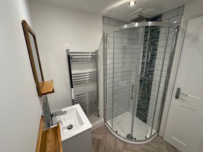 Suihku, hiustenkuivaaja, pyyhkeet