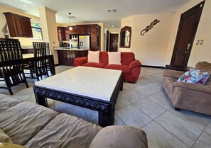Smart TV - Family-Friendly 3BR Condo, Poolside, Walk to Beach (Jacó)