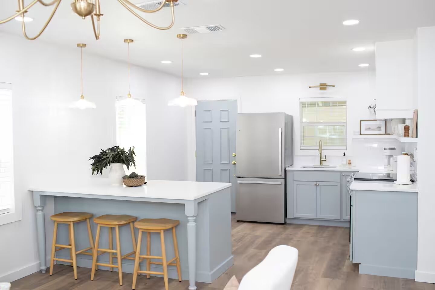 Kylskåp, mikrovågsugn, ugn och spishäll