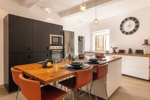 Fridge, microwave, oven, stovetop - Magnificent Sea View Penthouse Cospicua, Cospicua, Malta (Cospicua)