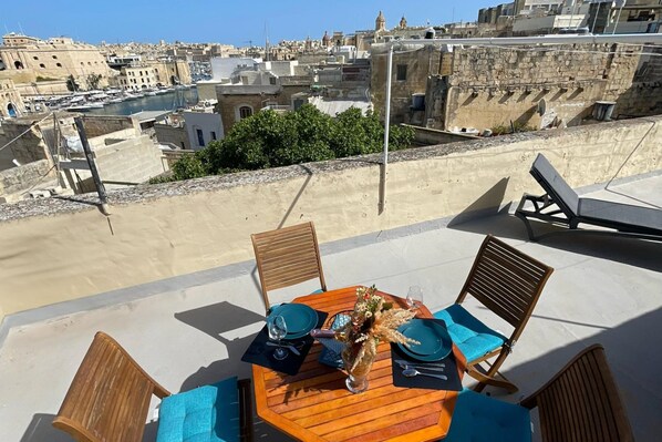 Outdoor dining - Magnificent Sea View Penthouse Cospicua, Cospicua, Malta (Cospicua)